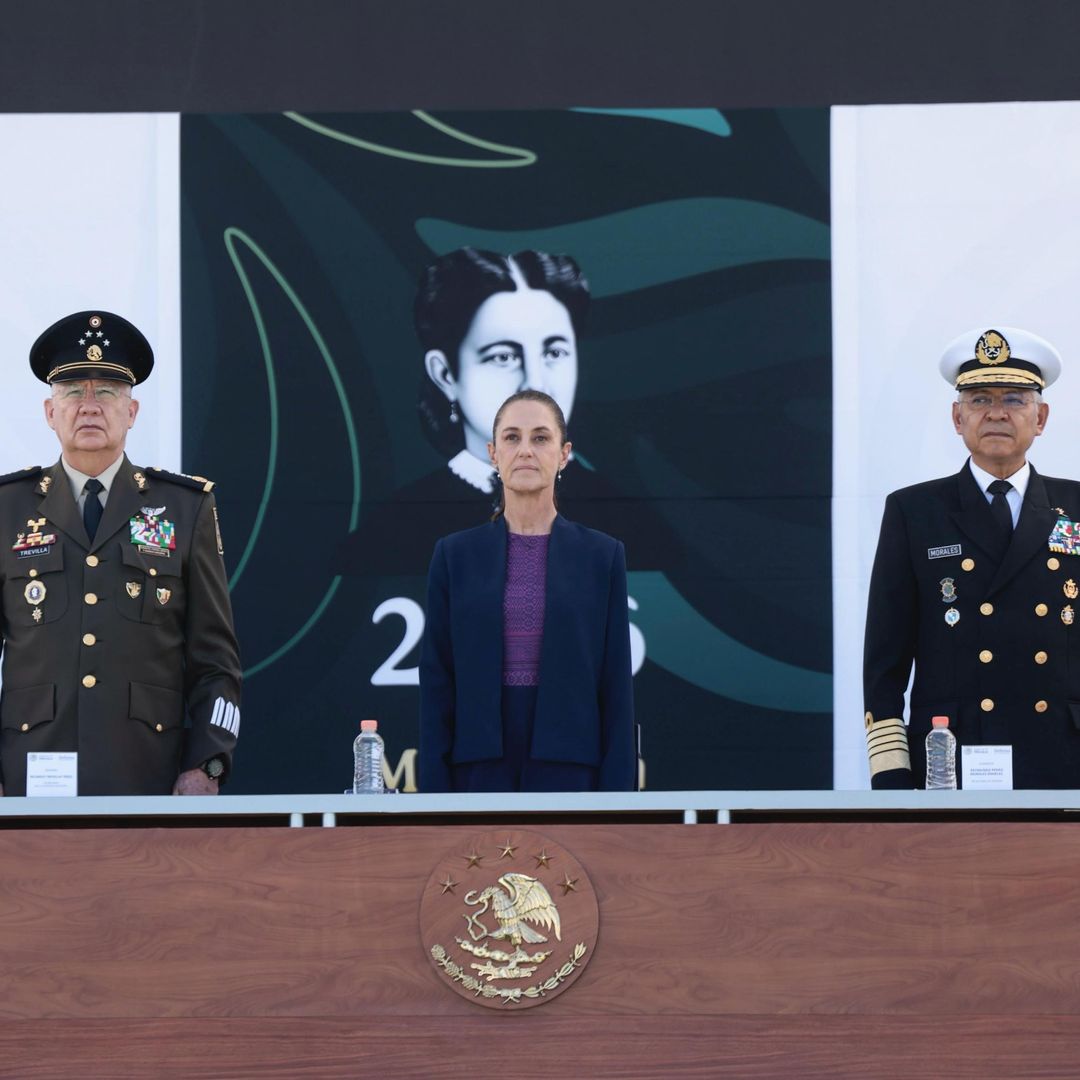 Claudia Sheinbaum y Ricardo Trevilla (izquierda) durante la clausura y apertura de cursos del Sistema Educativo Militar 2026